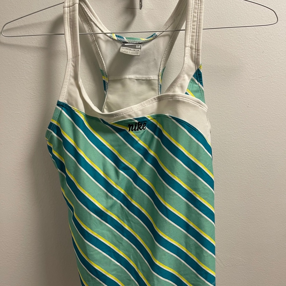 *Women's Nike tank/bra